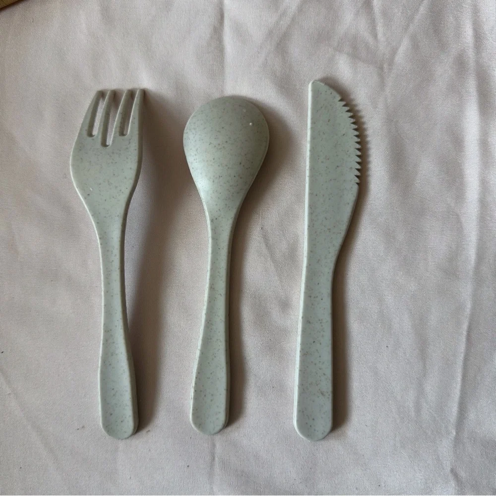 Food container with wood lid, reusable utensils set and‎ strap for closure